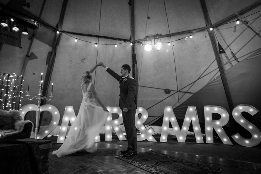 Black & white picture of wedding couple dancing